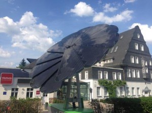 Smartflower vor der Villa Media
